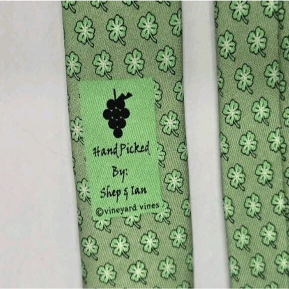 Vineyard Vines Martha's Vineyard SHAMROCKS All Over Print Men's Green Silk Tie - Picture 6 of 7